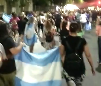 Docentes autoconvocados volvieron a marchar en la noche del miércoles