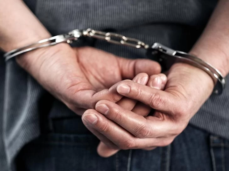 Quiso robar en una casa, pero lo atraparon porque se cayó del techo Quiso robar en una casa, pero lo atraparon porque se cayó del techo