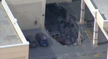 Se derrumbó el techo de un shopping y cuatro autos cayeron sobre el patio de comidas Se derrumbó el techo de un shopping y cuatro autos cayeron sobre el patio de comidas
