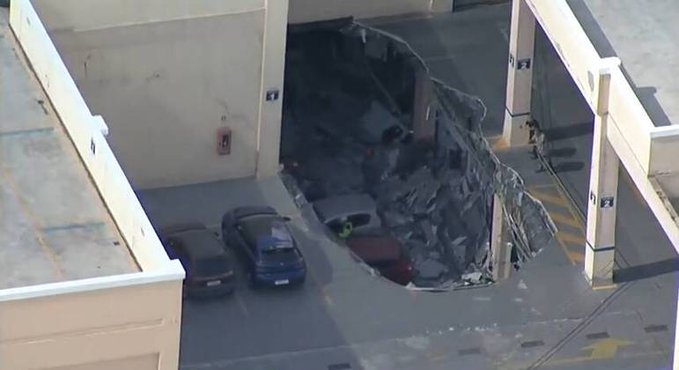 Se derrumbó el techo de un shopping y cuatro autos cayeron sobre el patio de comidas Se derrumbó el techo de un shopping y cuatro autos cayeron sobre el patio de comidas