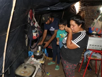 Llevan 3 meses viviendo bajo un nailon y piden que alguien les ayude