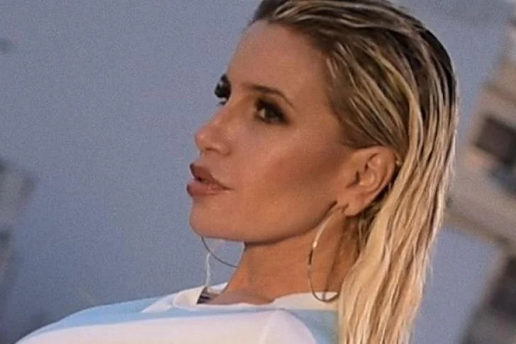 Flor Peña bailó en la pileta con una enteriza ultra cavada: “Esto es caviar, bebé”