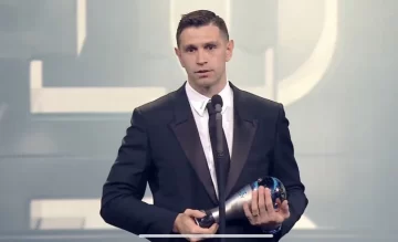 El “Dibu” Martínez hizo historia y fue elegido por la FIFA como mejor arquero del mundo