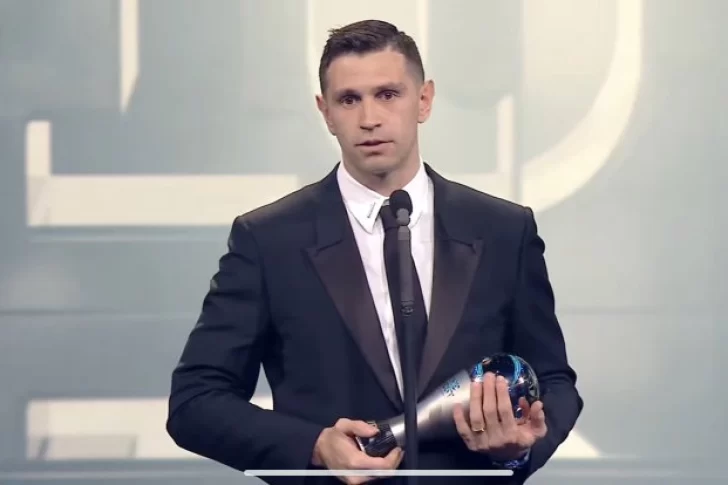 El “Dibu” Martínez hizo historia y fue elegido por la FIFA como mejor arquero del mundo