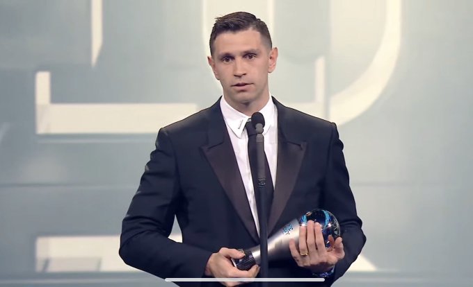 El “Dibu” Martínez hizo historia y fue elegido por la FIFA como mejor arquero del mundo