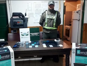 Intentaban contrabandear 50 celulares y 2 aires acondicionados en un auto Intentaban contrabandear 50 celulares y 2 aires acondicionados en un auto