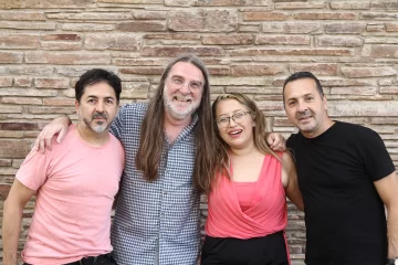 Los une algo más que la música