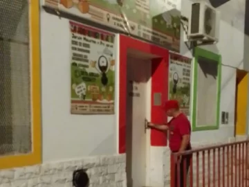 Bomberos tuvieron que rescatar a una beba de un año que había quedado sola en un jardín Bomberos tuvieron que rescatar a una beba de un año que había quedado sola en un jardín