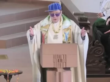 [VIDEO] Un cura se vistió para la ocasión y rapeó en plena misa