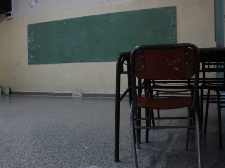 Padres juntan firmas para pedir que sus hijos vuelvan a clases Padres juntan firmas para pedir que sus hijos vuelvan a clases