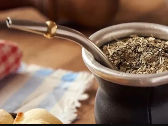 Cómo limpiar la bombilla del mate: el truco que es furor