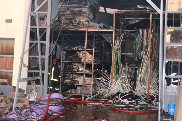 Fuego accidental, dos empleados que no pudieron contenerlo y humo hasta el Centro Cívico