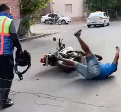 Video: un inspector de tránsito noqueó a un taxista de una trompada Video: un inspector de tránsito noqueó a un taxista de una trompada