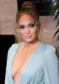 Jennifer Lopez se sacó toda la ropa y posó como Dios la trajo al mundo