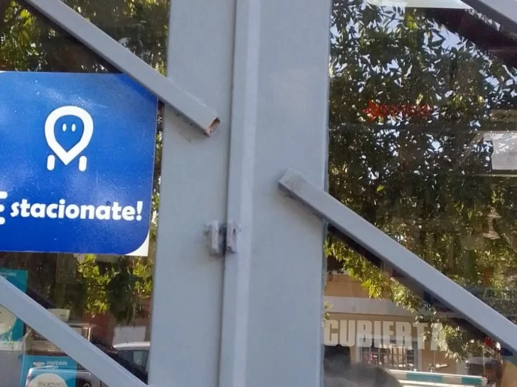 Revientan la puerta de un local y se llevan casi medio millón de pesos en repuestos y efectivo Revientan la puerta de un local y se llevan casi medio millón de pesos en repuestos y efectivo