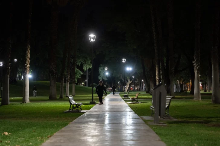 Dos hombres detenidos por el supuesto abuso a una mujer en un auto, en el Parque de Mayo Dos hombres detenidos por el supuesto abuso a una mujer en un auto, en el Parque de Mayo