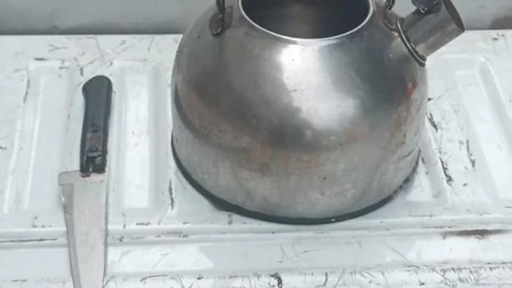 Rompió la perimetral contra su expareja y atacó a policías con agua hirviendo Rompió la perimetral contra su expareja y atacó a policías con agua hirviendo