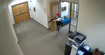 El momento en que la autora de la masacre de Nashville irrumpe en la escuela en la que mató a seis personas El momento en que la autora de la masacre de Nashville irrumpe en la escuela en la que mató a seis personas