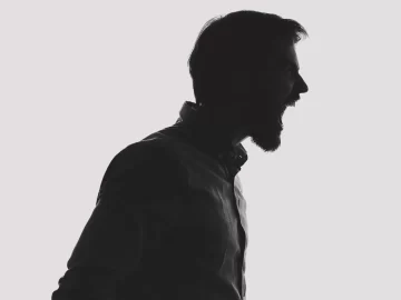 Golpeó a su hija de 14 años: “Vos tenés la culpa de que tu mamá me vaya a denunciar” Golpeó a su hija de 14 años: “Vos tenés la culpa de que tu mamá me vaya a denunciar”