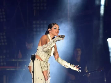 María Becerra subió un video de la transmisión de la FNS y es furor en sus redes: “Fue un momento único” María Becerra subió un video de la transmisión de la FNS y es furor en sus redes: “Fue un momento único”