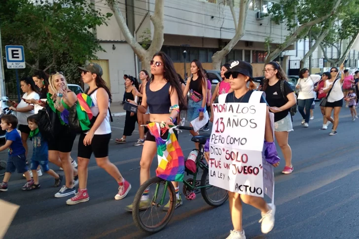 Cientos de personas marcharon por la ciudad para conmemorar el Día Internacional de la Mujer