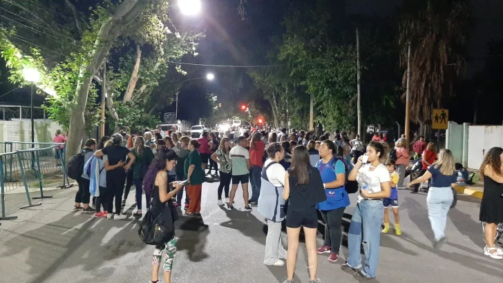 Autoconvocados docentes siguen con el paro y este jueves definen si aceptan o no la nueva oferta del Gobierno