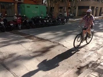 Una zanja que atraviesa toda la calle tapada solo con tierra en el corazón de la Ciudad Una zanja que atraviesa toda la calle tapada solo con tierra en el corazón de la Ciudad