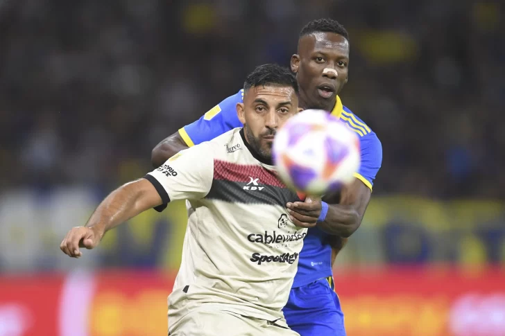 Con Almirón en el palco, Boca no pudo y perdió en el último minuto ante Colón