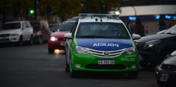 Seis hombres vestidos de policías golpearon a dos familias y huyeron con casi $2 millones Seis hombres vestidos de policías golpearon a dos familias y huyeron con casi $2 millones