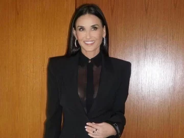 Demi Moore encendió las redes sociales con una diminuta bikini Demi Moore encendió las redes sociales con una diminuta bikini