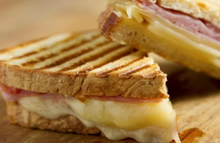 Una abuela se comió un tostado de jamón en Viernes Santo y su reacción se hizo viral Una abuela se comió un tostado de jamón en Viernes Santo y su reacción se hizo viral