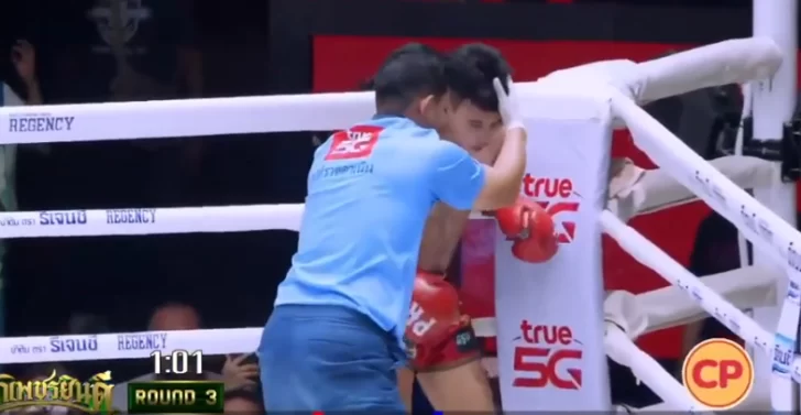 El nocaut más desagradable del mundo: golpeó tanto a su rival que lo hizo vomitar sobre el ring El nocaut más desagradable del mundo: golpeó tanto a su rival que lo hizo vomitar sobre el ring