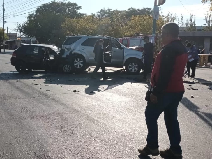 Fuerte triple choque en Rawson: parte de un auto quedó abajo de una camioneta Fuerte triple choque en Rawson: parte de un auto quedó abajo de una camioneta