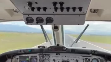 Impactante video: un avión tocó tierra sin su tren de aterrizaje Impactante video: un avión tocó tierra sin su tren de aterrizaje