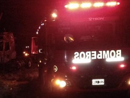 Una grúa estacionada en el interior de una empresa se prendió fuego Una grúa estacionada en el interior de una empresa se prendió fuego