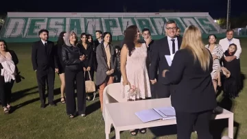 Entre el amor y la pasión: una pareja de fanáticos se casó en la cancha de Sportivo Entre el amor y la pasión: una pareja de fanáticos se casó en la cancha de Sportivo