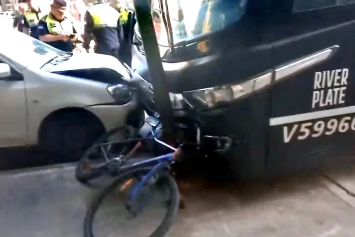 Insólito: el micro de River protagonizó un accidente en la previa del partido Insólito: el micro de River protagonizó un accidente en la previa del partido