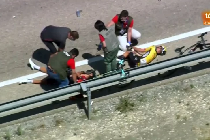 [VIDEO] Un ciclista se amputó un dedo en una tremenda caída