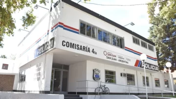 Chocó, volcó e impactó contra un auto estacionado: no hubo heridos Chocó, volcó e impactó contra un auto estacionado: no hubo heridos