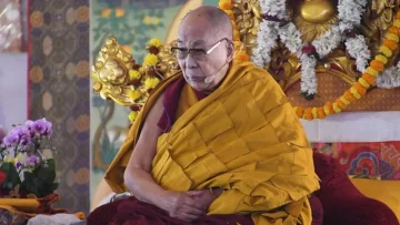 Dalai Lama se disculpó por besar en la boca a un niño y pedirle que le “chupara la lengua” Dalai Lama se disculpó por besar en la boca a un niño y pedirle que le “chupara la lengua”