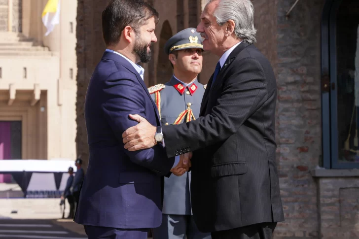 El Abrazo de Maipú empuja un acercamiento de Alberto y Boric