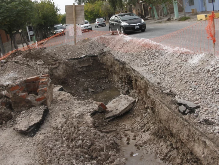 Peligro en una calle que colapsó por la mala compactación en obra de cloacas Peligro en una calle que colapsó por la mala compactación en obra de cloacas