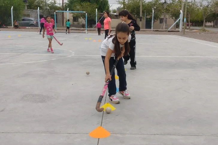 Largaron las clases gratis de hockey