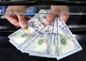 Otro fuerte avance del dólar blue, que cerró en 418 pesos