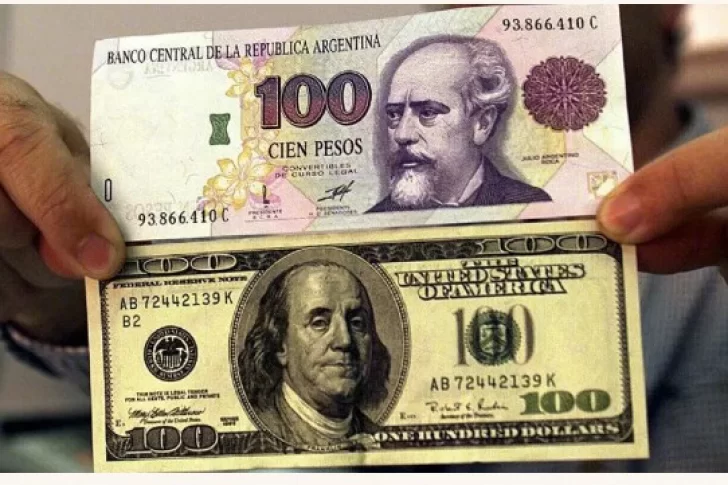 El dólar blue se anotó una suba diaria de $20 y quedó en $462
