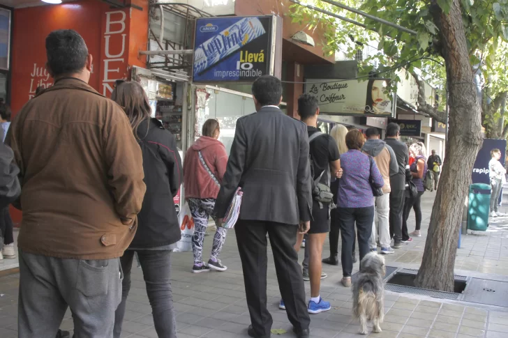 El dólar blue llegó a negociarse en los $505 en la provincia en operaciones informales