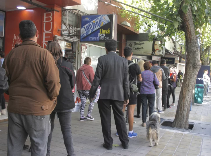 El dólar blue llegó a negociarse en los $505 en la provincia en operaciones informales