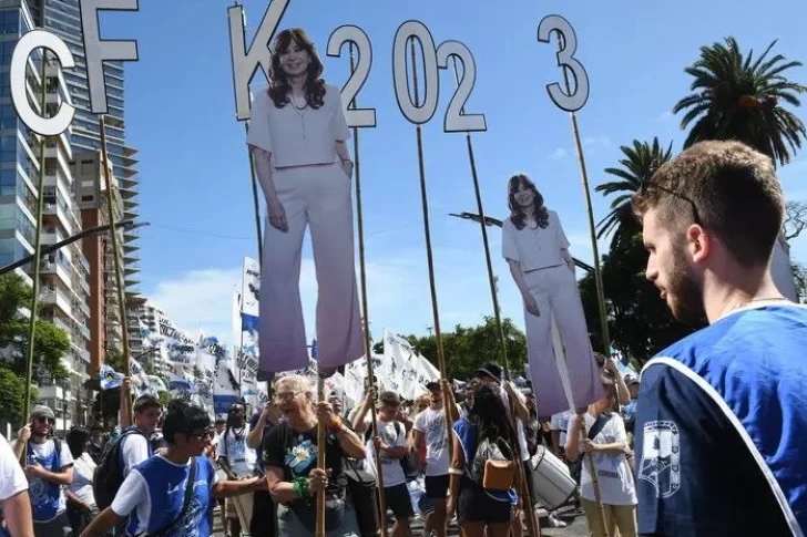 Todas las miradas en Cristina que reaparece justo el día “D” de los K