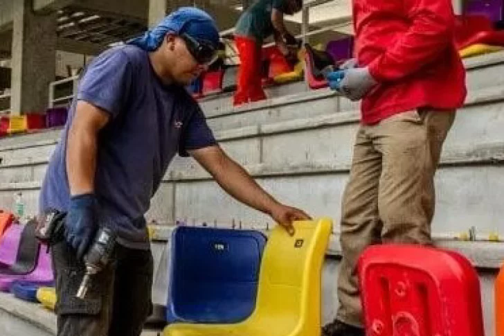 Afuera las butacas y un campo de juego perfecto