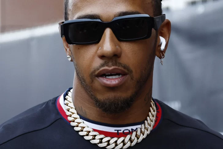 Hamilton, conforme con su auto